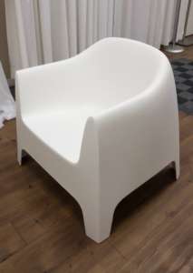 Lounge Chair – White Plastic